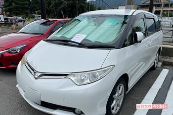 無断駐車禁止の注意喚起の紙が貼られた車