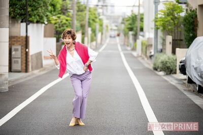 通りすがりの女性に話しかけられると、自ら近づいていって丁寧にお礼を言っていた(衣装協力:ABISTE) 撮影/伊藤和幸