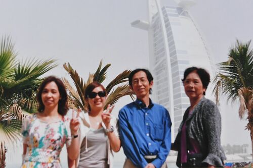 (左)あさのさん、長女・さおりさん、ご両親