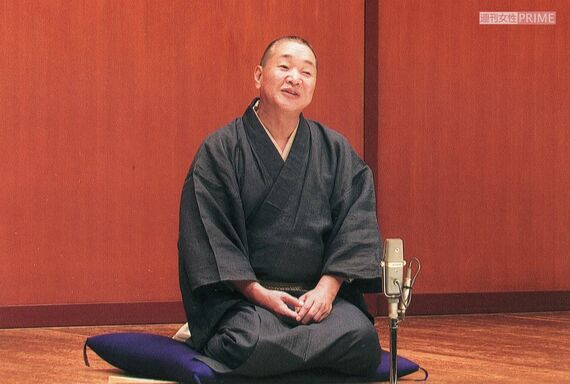 高座に上がる柳家権太楼。客はみな“ワールド”にみるみるうちに引き込まれていく
