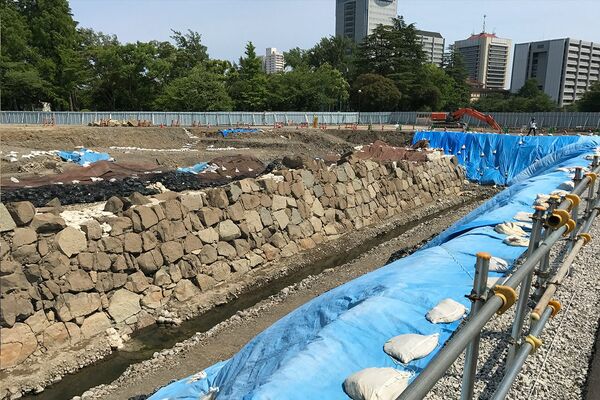 江戸城よりも大きいといわれる駿府城天守台の石垣