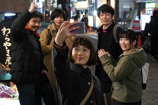 初めて働く職場で楽しそうなアタル　(c)テレビ朝日