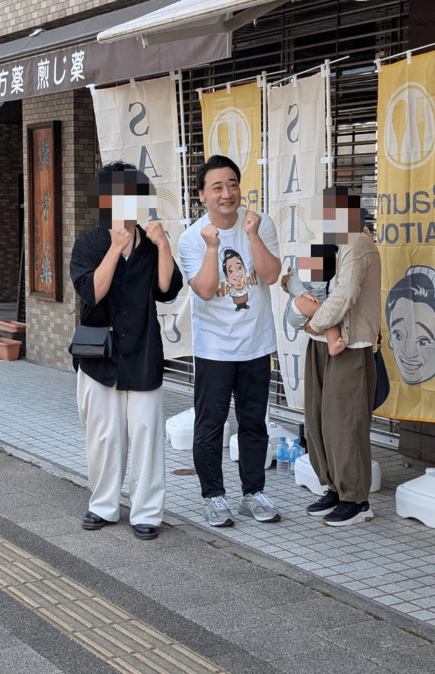 客を店頭で出迎え、写真撮影するなど、ファンサービスに応じた