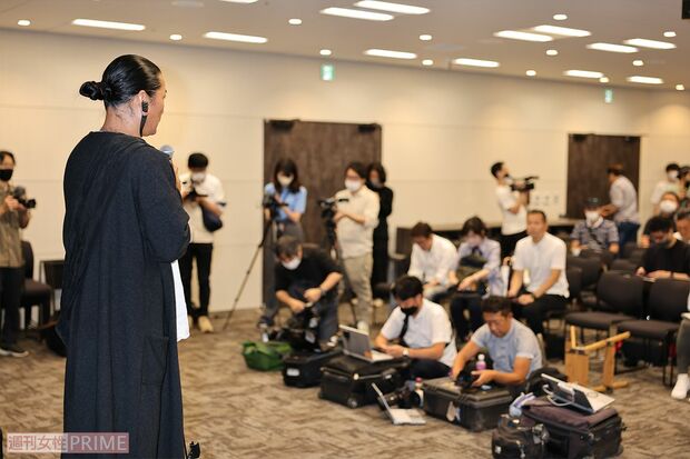 都内で緊急記者会見を開いたキャンドル・ジュン氏
