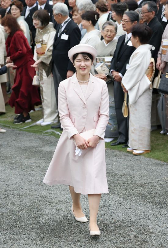 2024年、春の園遊会に初めてご出席。アンサンブルから小物まで、桜のような淡いピンクでまとめたフレッシュな装いで臨まれた。その柔らかく清楚な雰囲気は、穏やかな笑顔で招待客と懇談される愛子さまのお人柄にぴったり