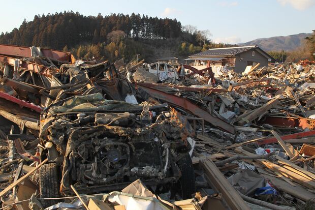 奥の車には×印が。これは遺体が発見されたことを意味し、あちこちの車や家に×印がつけられていた（陸前高田市、2011年3月29日〜4月1日）
