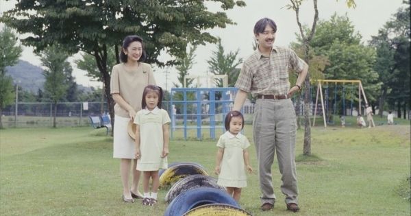 幼いころから、いつもご一緒で仲よしの眞子さまと佳子さま（軽井沢・1997年7月）