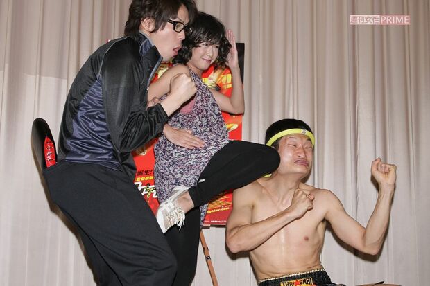 2009年、映画『チョコレート・ファイター』舞台挨拶で、ジージャーからひざ蹴りを受ける加藤