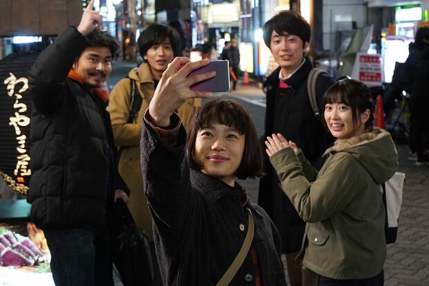 初めて働く職場で楽しそうなアタル　(c)テレビ朝日