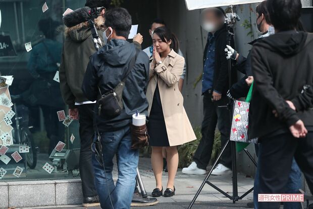 『記憶捜査２』の撮影で、手を合わせる上白石萌音