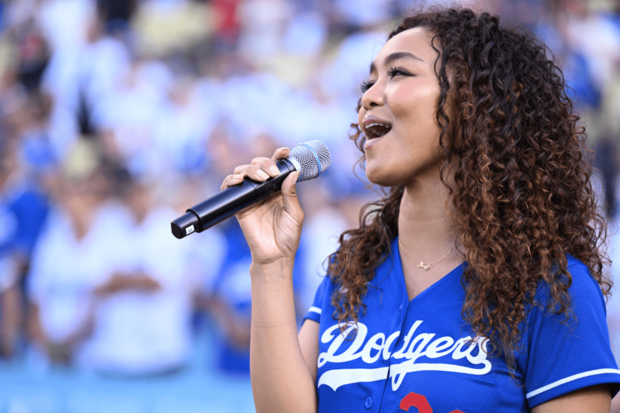 7月8日、クリスタルはLAで開催されたドジャースvsエンゼルス戦で国歌独唱を務めた（c）Los　Angeles　Dodgers