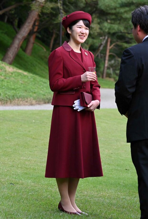 愛子さまはワインレッドのようなシックな色味で