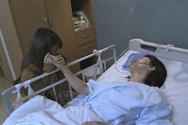手術後の病室で娘と会話する恩田千佐子アナ（本人提供）