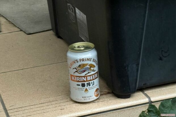容疑者宅前には缶ビールが1本供えられていた