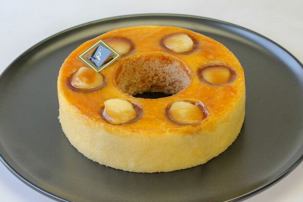 みたらしバウム／1944円。団子の入ったバウムクーヘンに甘辛いおしょうゆの風味がマッチした、新感覚スイーツ。レンジで温めると団子もとろっとしてより一層おいしい。箕面本店、彩都店限定商品。