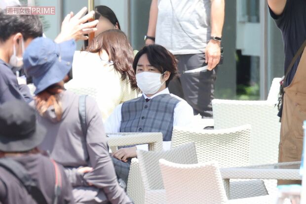 撮影合間にはしっかりマスクで感染対策をする櫻井翔