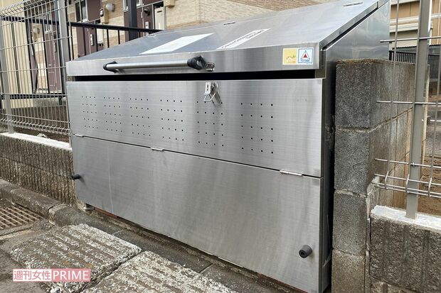 ゴミ集積所はすぐそば。背後は田原春貴之容疑者が住んでいたアパート