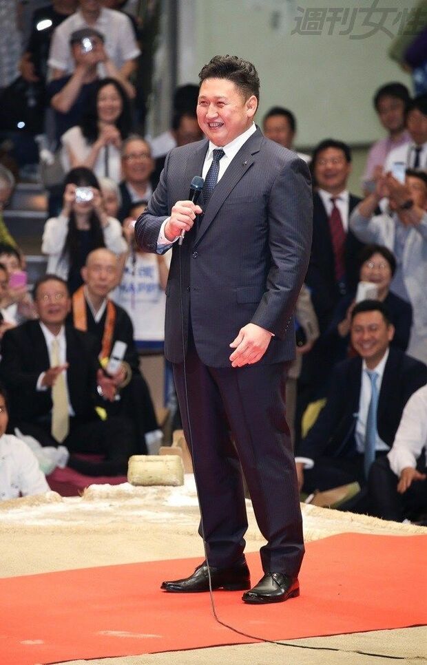 朝青龍や白鵬も憧れる大島親方、テレながら国技館で断髪式
