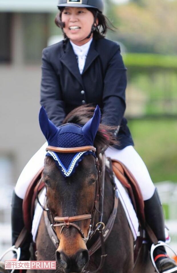 愛馬と写る田村容疑者（田村容疑者のFacebookより）