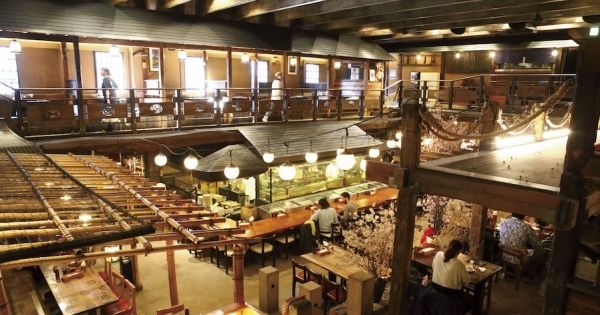  手打ちそばや備長炭で焼き上げる串料理が人気。最上階のお寿司のフロアも、中庭が望めて格別。