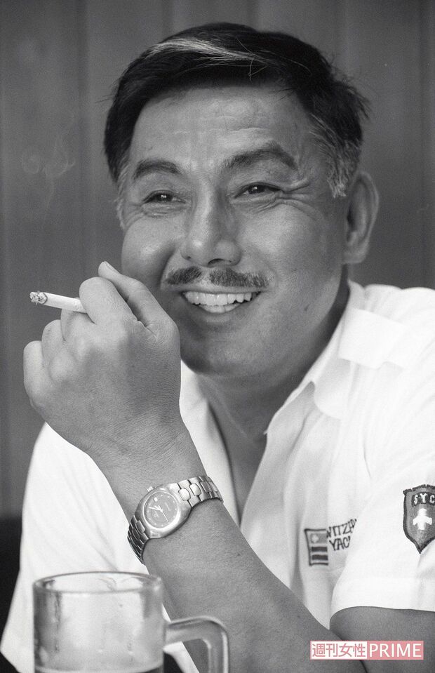 ’87年、ビールとタバコを片手に本誌の取材を受ける宍戸錠さん