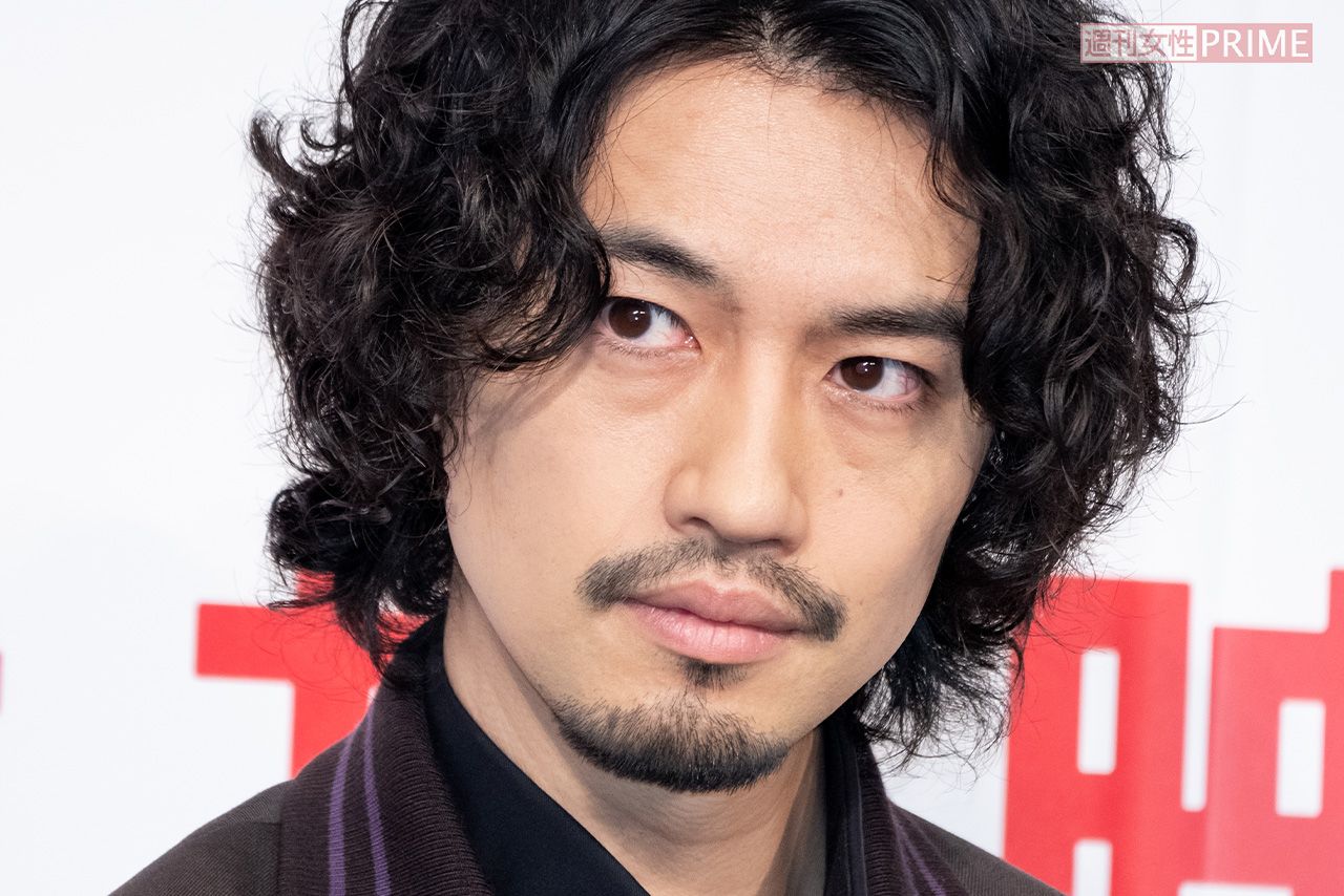 斎藤工の“痺れる”息抜き、カラス風ファッションで『激辛グルメ祭り』に