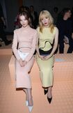 ミラノで行われたファッションショーで金髪姿を披露する永野芽郁（VOGUEJAPANTwitterより）