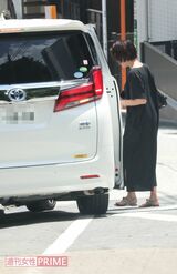 7月下旬の昼すぎ、りえは自宅前で所属事務所の車に乗り込み出かけた