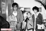 サイパン旅行から帰国した松方さん、仁科と2人の子ども（'92年）