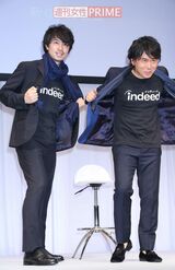 左から斎藤工、トレンディエンジェルの斎藤司。ダブル「斎藤さんだぞ！」を一緒に披露　撮影／坂本利幸