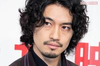 斎藤工の“痺れる”息抜き、カラス風ファッションで『激辛グルメ祭り』に降臨!カルピス片手に食した真っ赤…