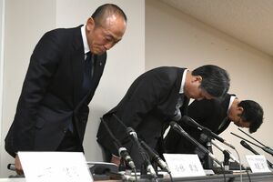 3月22日、会見の冒頭で謝罪する小林製薬の小林章浩社長(写真/産経ビジュアル)