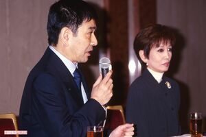 離婚会見する俳優・石坂浩二と女優・浅丘ルリ子