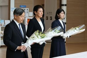 天皇陛下、雅子さま、愛子さまのご一家。伝承館では、東日本大震災の犠牲者に向けて、静かに花をたむけられた