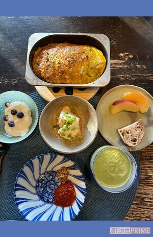 《ある日の朝食メニュー》スペインオムレツ、豆腐、パン、ブルーベリー入りヨーグルト、りんご、野菜ジュース。スペインオムレツは、ピーマンやパセリなど野菜たっぷり。卵に粉豆腐と粉状の植物性プロテイン『こまめにたんぱく』を加え、表面に粉チーズをかけてタンパク質豊富に仕上げている