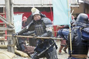 槍を操る哀川翔　(C)NHK