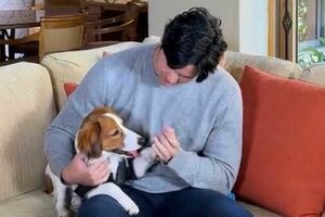 犬を抱いてMVP発表の番組に出演した大谷翔平（MLB公式Xより）