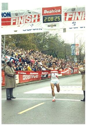 '86年、シカゴマラソンで自己ベストを更新した瀬古利彦(本人提供写真)