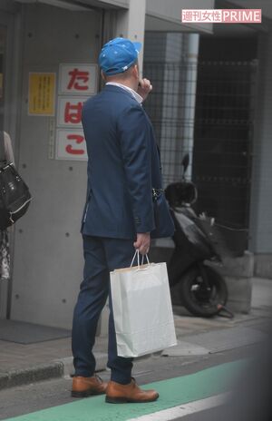 電子タバコを吸うくっきーの後ろ姿