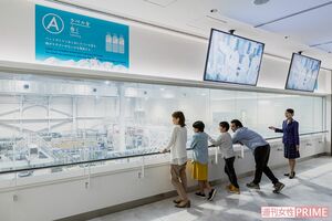 包装ラインの見学。独特のペットボトルの形状にも、ちゃんと理由があった