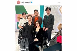 『あさいち』(NHK)に大胆衣装で登場したピアニストの五条院凌(『あさいち』インスタグラムより)