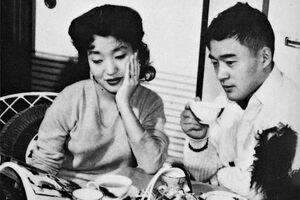 新婚の食卓。夫はよく浮名を流したが、嫉妬の気持ちが湧いてきたことはないそう