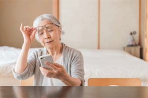 100均メガネで老眼改善（※画像はイメージです）