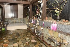 旅館のような立派なお風呂も自分たちで完成