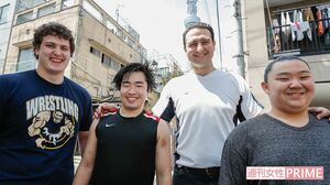 欧州出身初の親方として、部屋を興した鳴戸親方と弟子4人の生活がスタートした