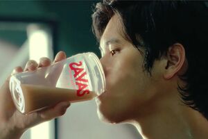 プロテインを飲む大谷選手（『ザバス』公式動画より）