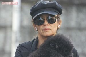 2023年4月上旬、愛犬の散歩をする萬田久子