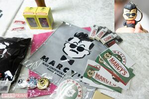 シャツやバッジなど、復刻したマーシーグッズの数々。新作も製作中とのこと 撮影/北村史成