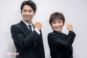 目を潤ませながらもカリッと青春ポーズを見せる榊原郁恵と渡辺裕太