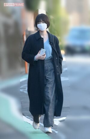 '20年12月、事務所に通勤する、ショートカットになった唐田えりかをキャッチ
